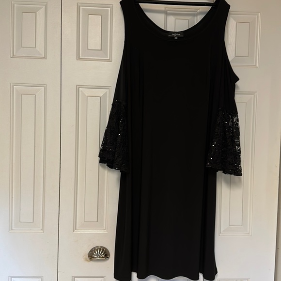 R&M RICHARDS adorable Black Cold Shoulder Sequined  Bell Sleeve Scoop Ne… - Picture 2 of 11